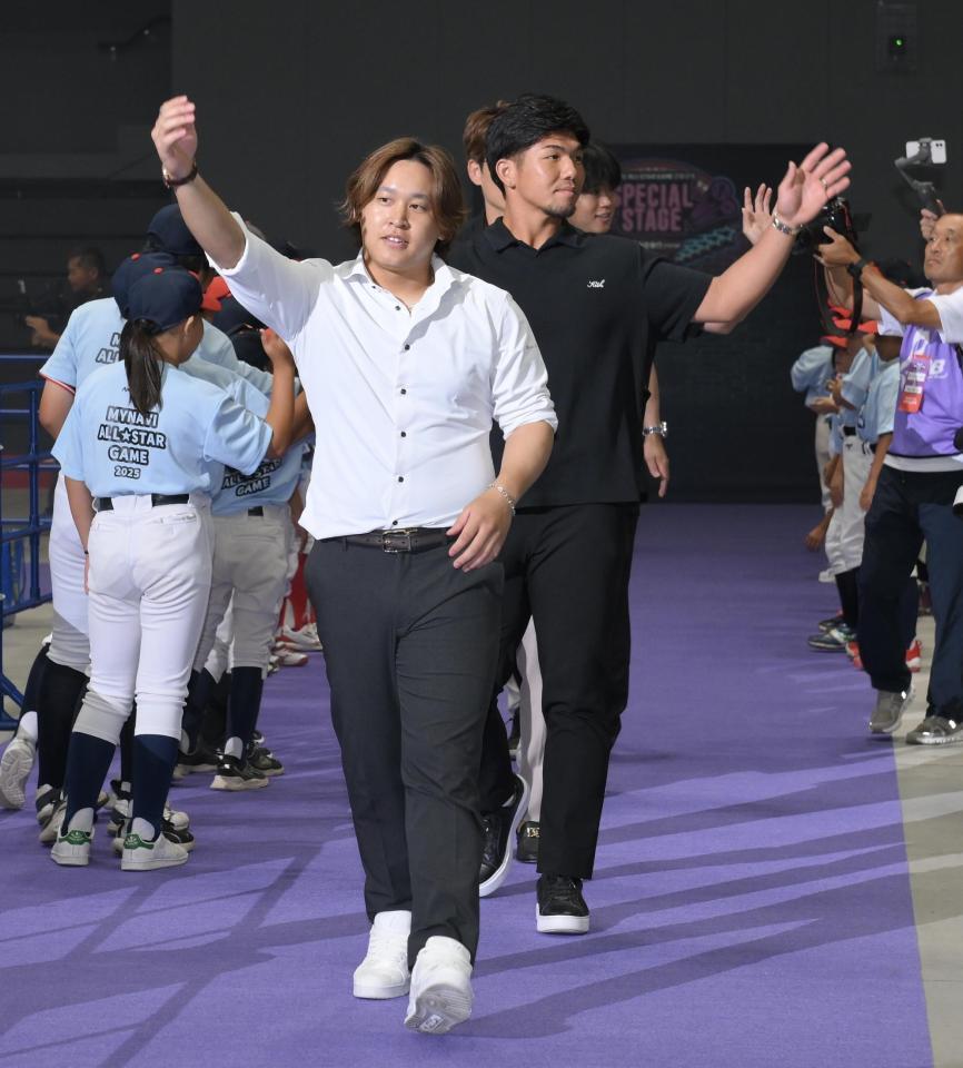 　パープルカーペットの上を歩くオリックス・宮城大弥（左）と頓宮裕真（撮影・伊藤笙子）