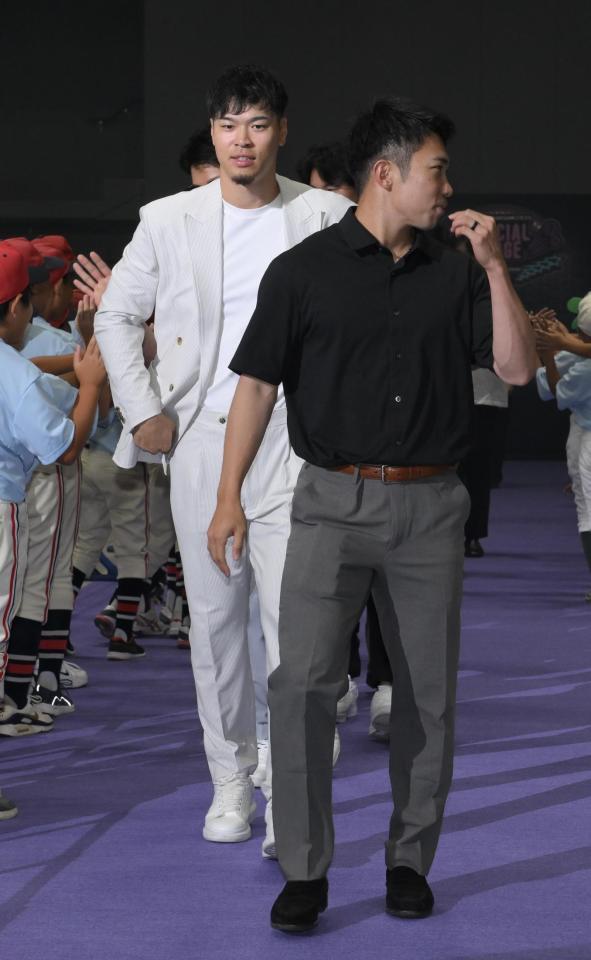 　スペシャルステージに登場した阪神・佐藤輝明（左）と石井大智（撮影・伊藤笙子）