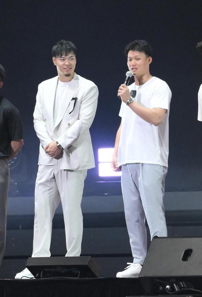 　スペシャルステージに登場した阪神・佐藤輝明（左）と森下翔太＝横浜ＢＵＮＴＡＩ（撮影・伊藤笙子）