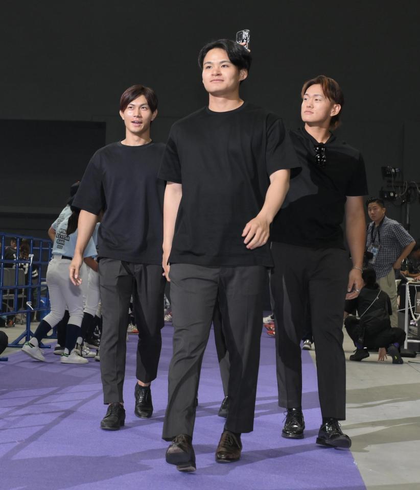 　お揃いのブラックコーデで登場した（左から）ロッテ・藤原恭大、中森俊介、山本大斗（撮影・伊藤笙子）