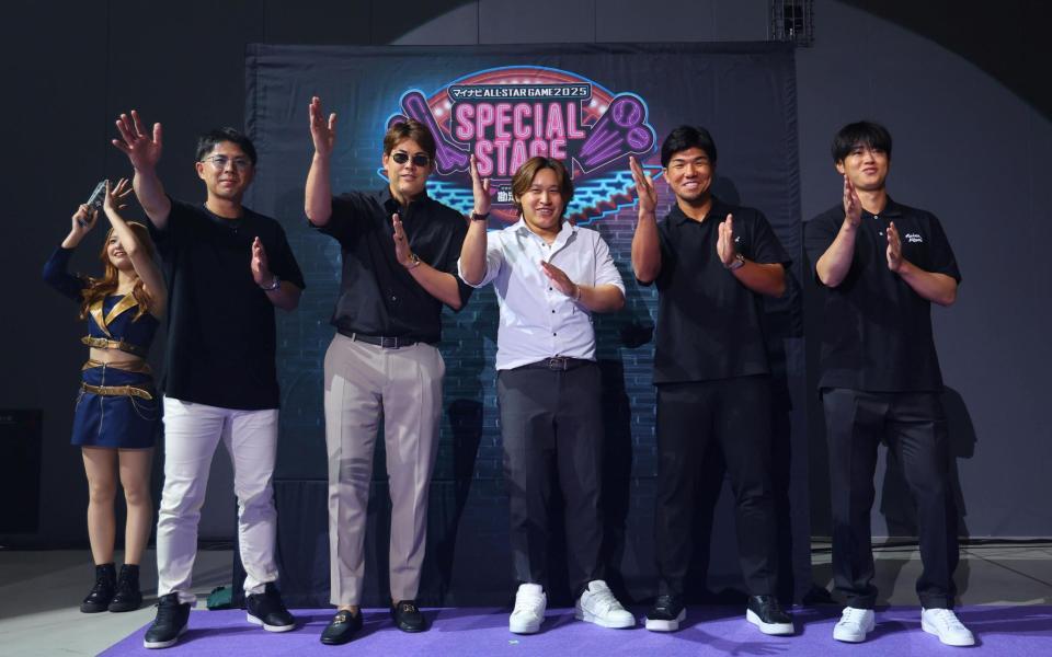 　スペシャルステージで「ほいさー！」の（左から）オリックス・若月健矢、九里亜蓮、宮城大弥、頓宮裕真、太田椋