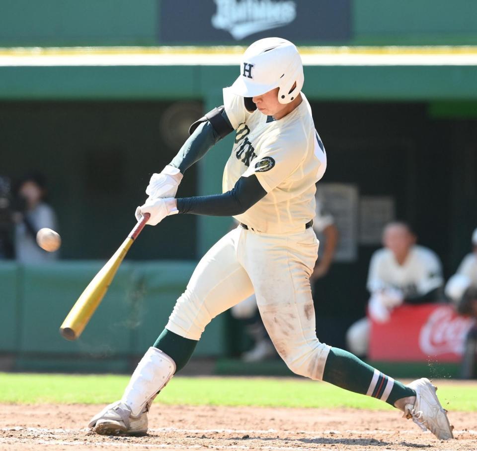 　８回、適時打を放つ報徳学園・山岡純平（撮影・西田忠信）