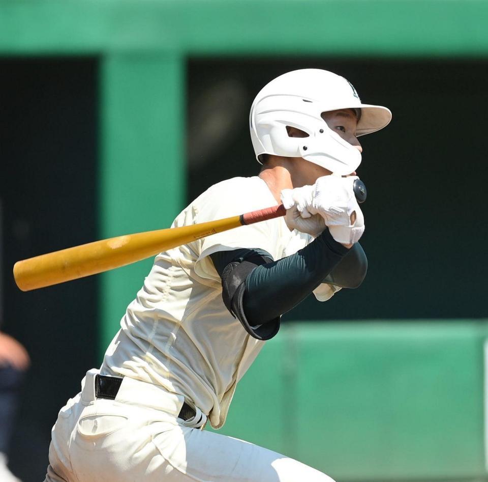 　５回塁、３ランを放つ報徳学園・山岡純平（撮影・西田忠信）