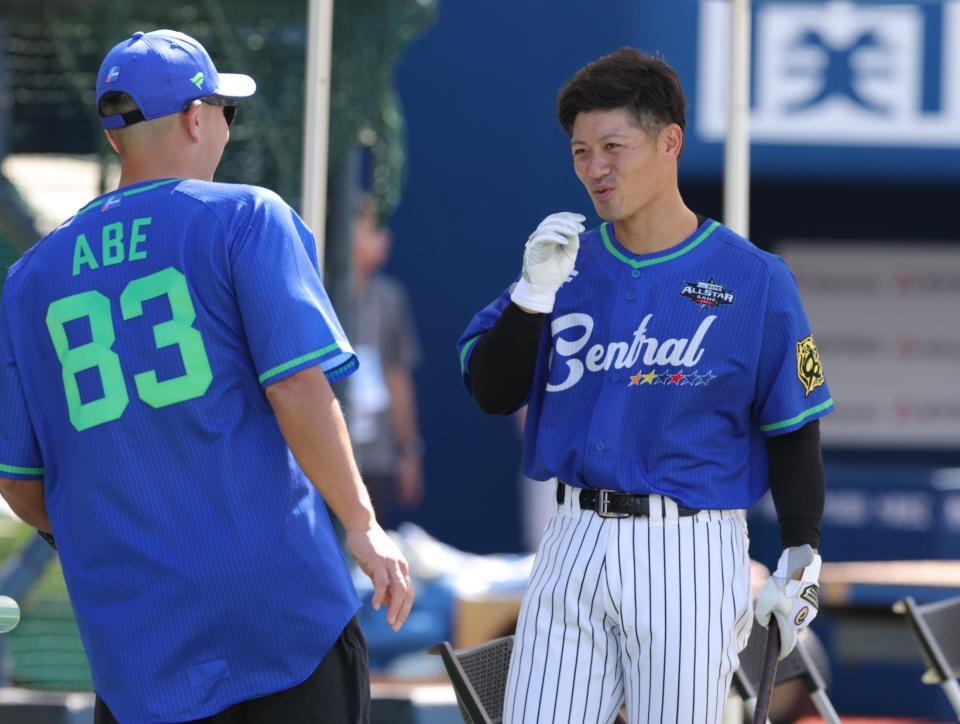 　巨人・阿部監督（左）と話す阪神・坂（撮影・西岡正）
