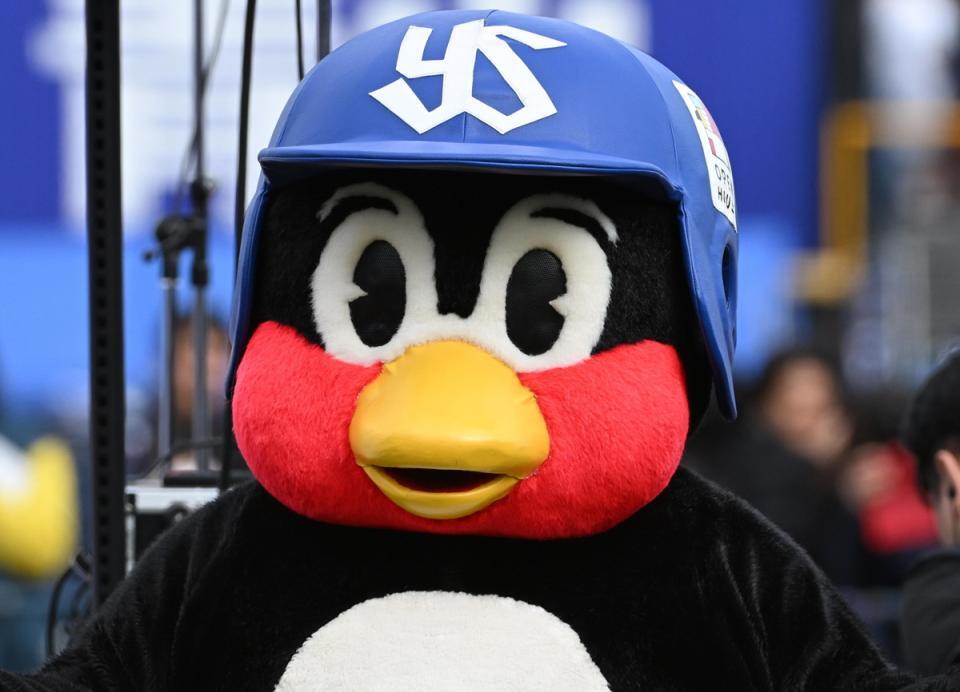 ヤクルト マスコットショーのステージにつば九郎人形 担当者が