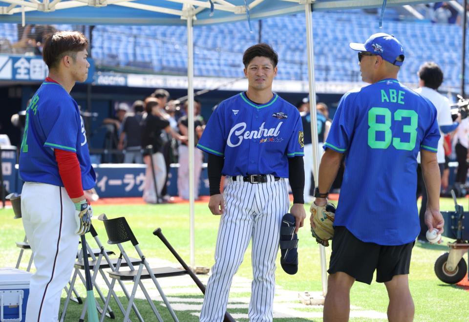 　阿部監督（右）の話を聞く坂倉（左）と坂本（撮影・西岡正）