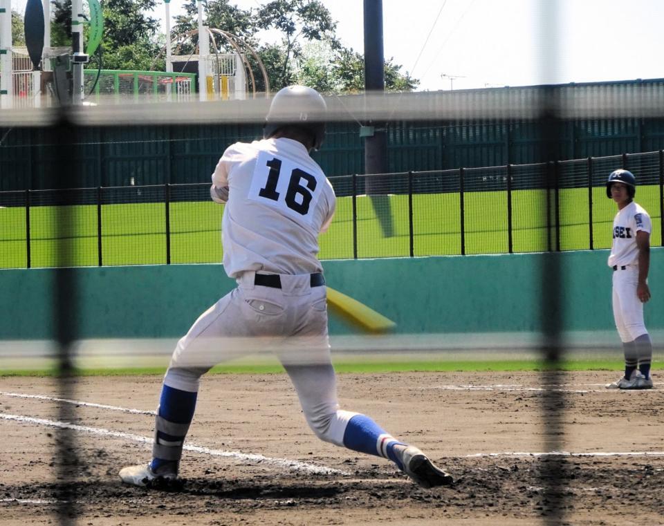 　２点目の適時打を放つ履正社・岩本諒