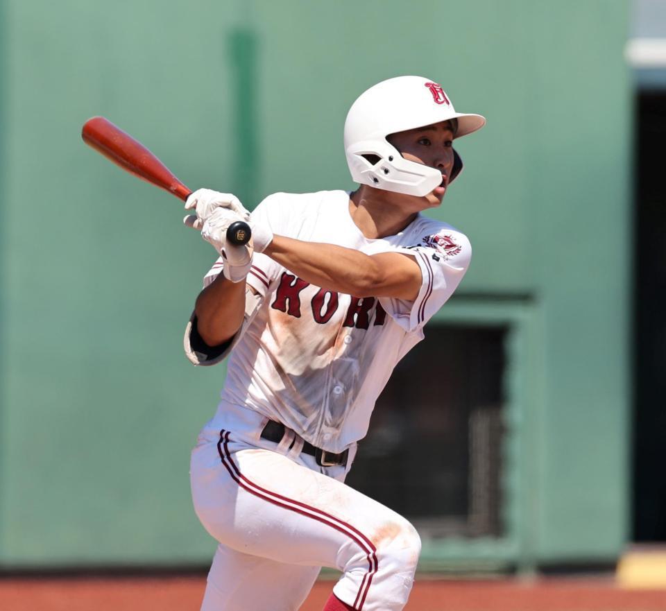 　５回、右翼線を破る２点タイムリー三塁打を放つ広陵・白髪零士（撮影・市尻達拡）