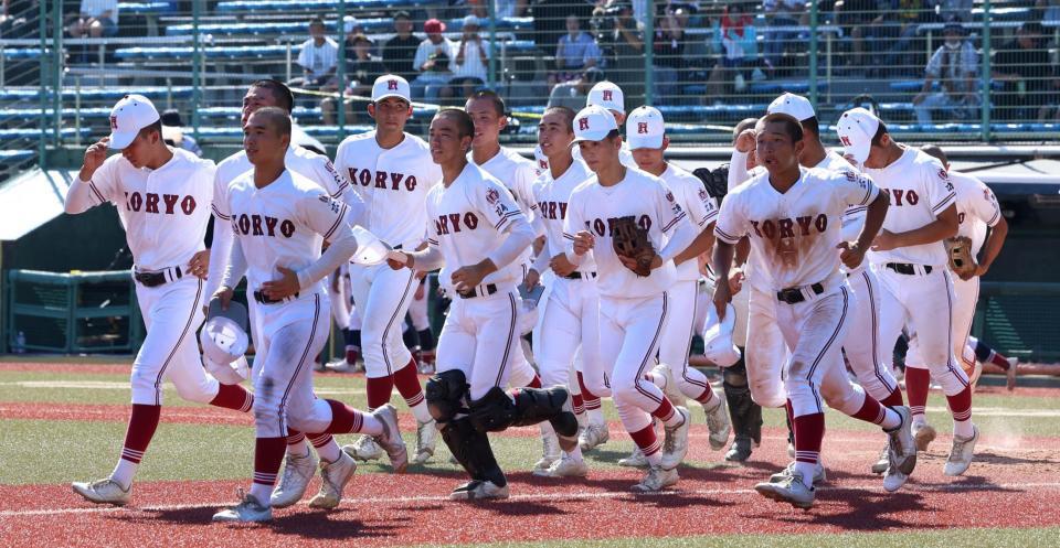 　決勝戦進出を決め、応援席にあいさつに向かう広陵ナイン（撮影・市尻達拡）