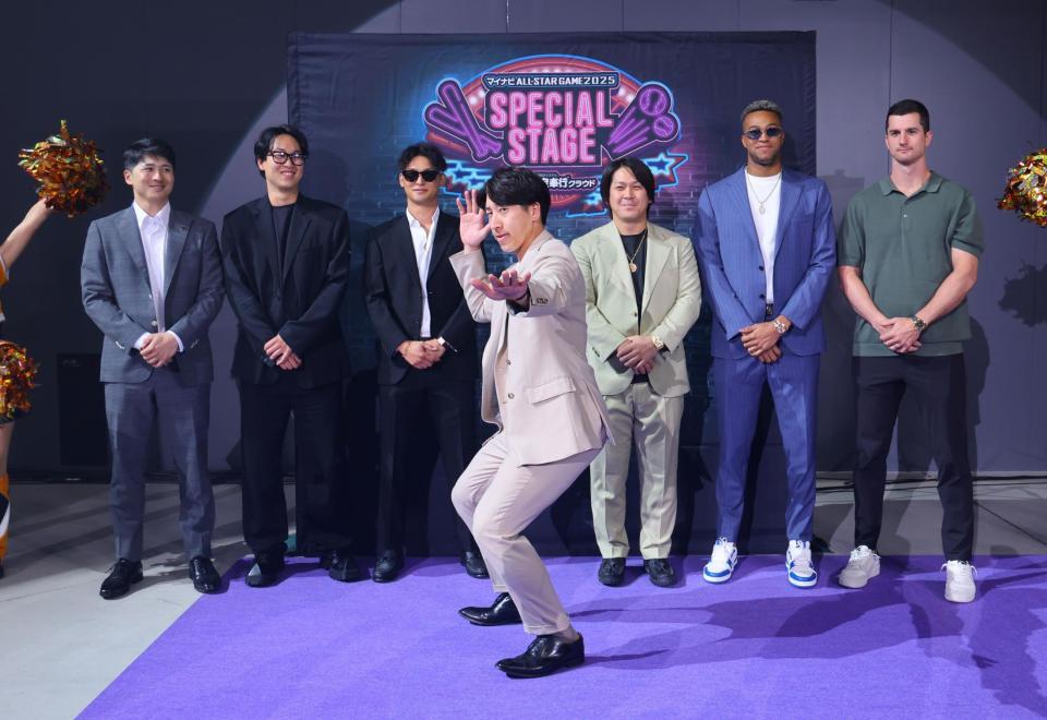 　スペシャルステージに登場した（左から）巨人・泉口友汰、山崎伊織、吉川尚輝、大勢、甲斐拓也、ライデル・マルティネス、フォスター・グリフィン