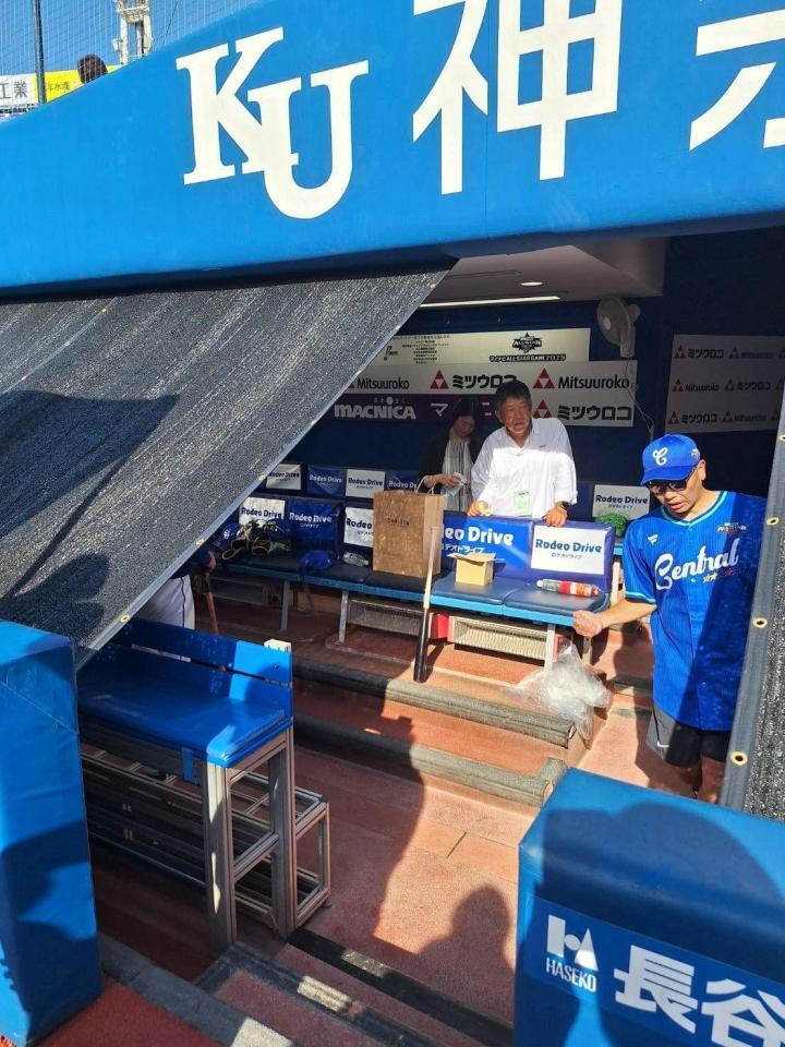 　巨人・阿部慎之助監督（右）らを激励に訪れた中大・清水達也監督（中央）