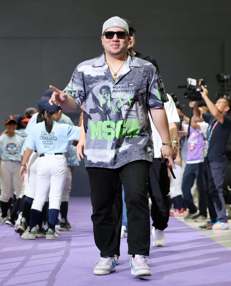 　私服姿でスペシャルステージに臨むソフトバンク・山川