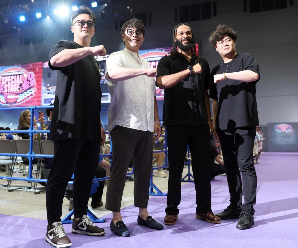 　私服姿でポーズを決めるＤｅＮＡの（左から）牧、佐野、ジャクソン、伊勢