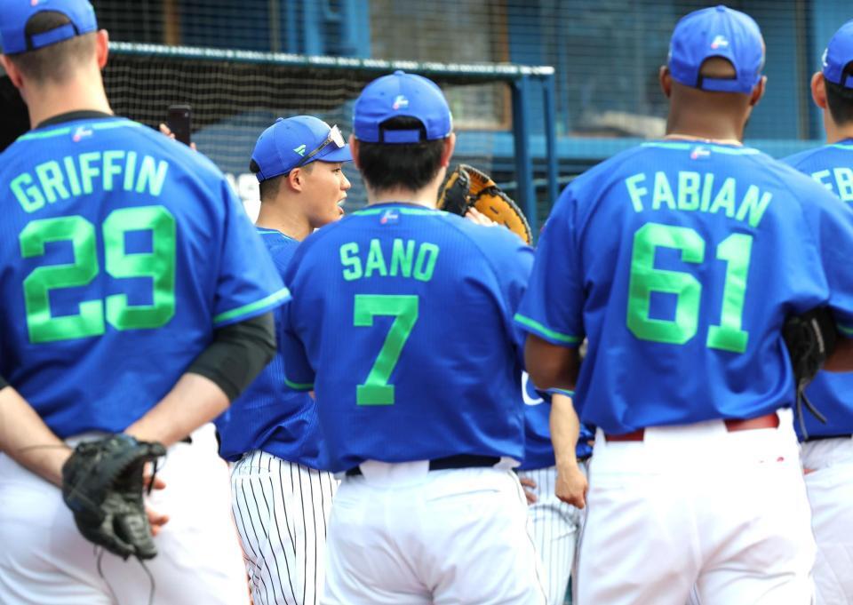 　試合前の円陣で声出しする森下（中央）＝撮影・西岡正