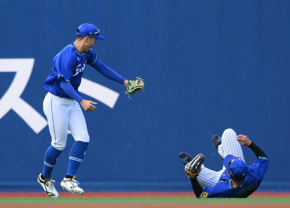 　守備練習をする岡林（左）とぶつかりそうになりグランドに転がる森下（撮影・堀内翔）