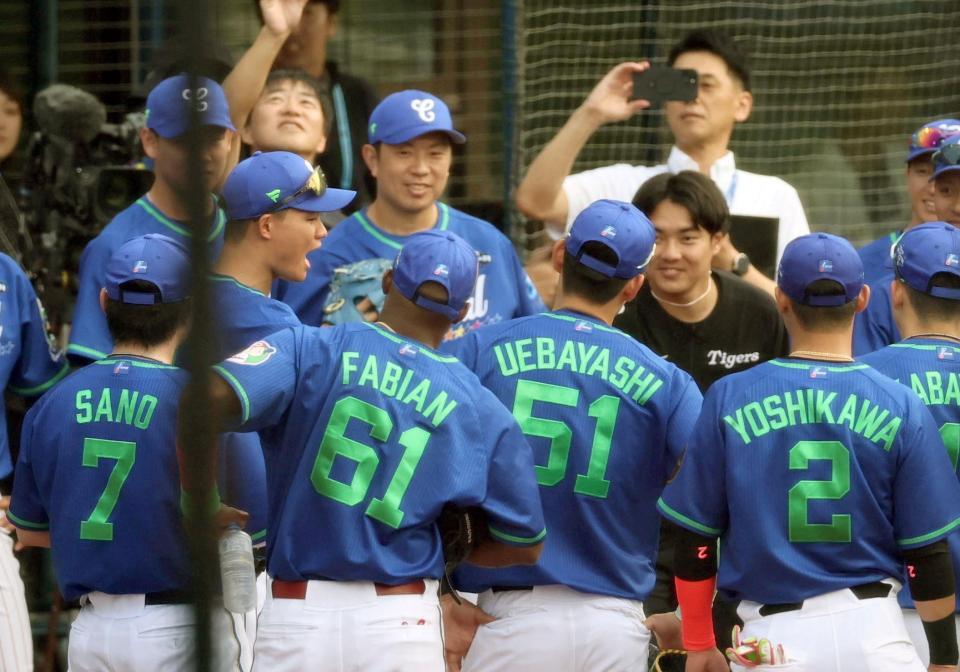 　シートノックを終え、声出しをする森下（撮影・田中太一）