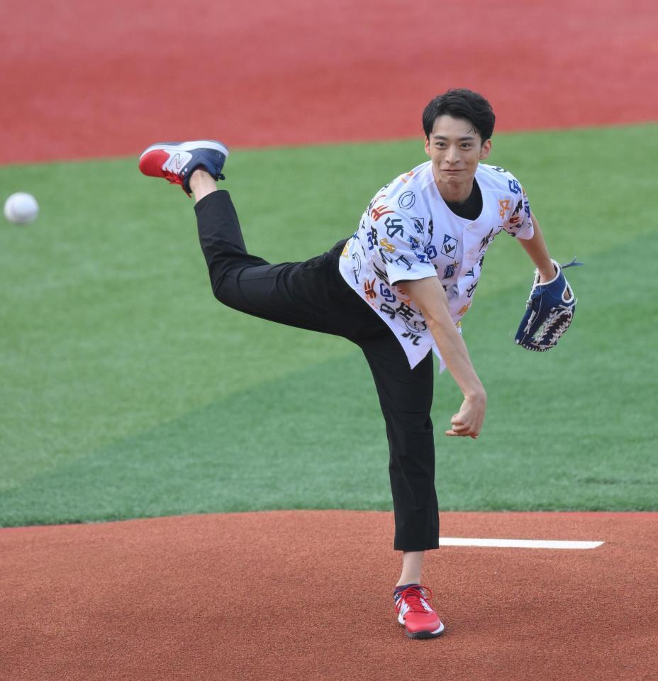 ファーストピッチセレモニーに登場した入江陵介氏＝横浜スタジアム（撮影・伊藤笙子）