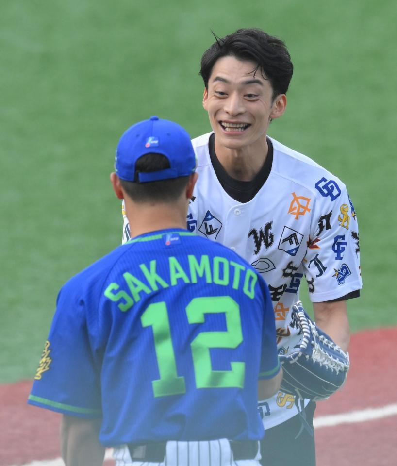 　ファーストピッチセレモニーを終え、坂本からボールを受け取る入江陵介氏（撮影・伊藤笙子）
