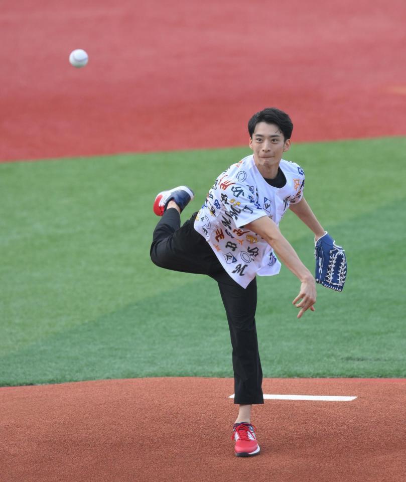 ファーストピッチセレモニーに登場した入江陵介氏＝横浜スタジアム（撮影・伊藤笙子）