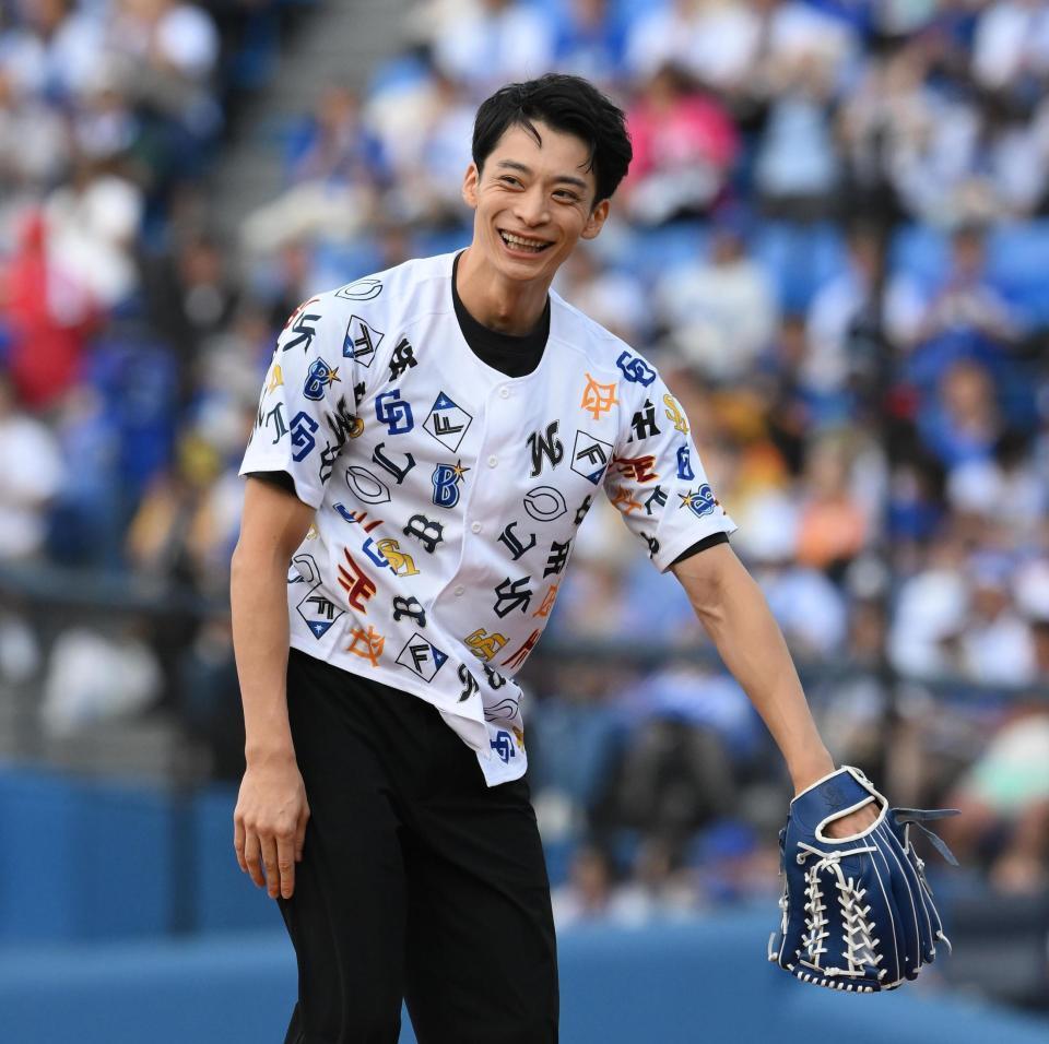 　ファーストピッチセレモニーを終えて笑顔を見せる入江陵介氏（撮影・堀内翔）