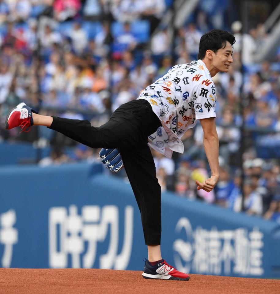 　ファーストピッチセレモニーを行う入江陵介氏（撮影・堀内翔）