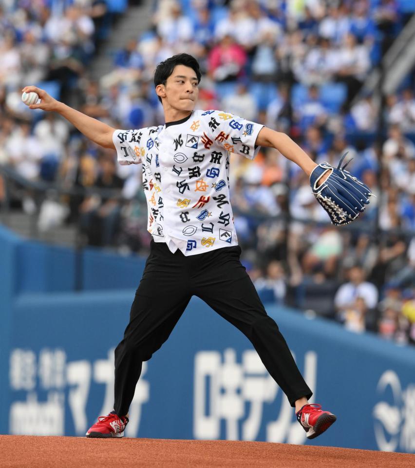 　ファーストピッチセレモニーを行う入江陵介氏（撮影・堀内翔）