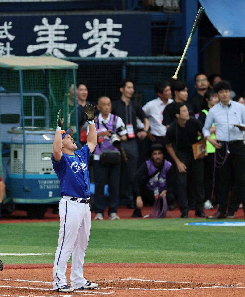 　ＨＲダービーを制し、バットを放り投げて喜ぶ牧（撮影・田中太一）