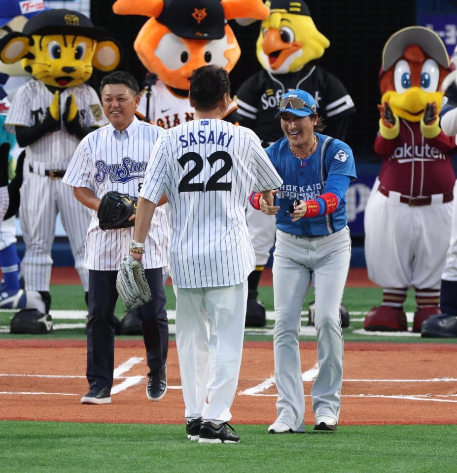 　佐々木主浩氏の始球式の打席に立った新庄監督（撮影・金田祐二）