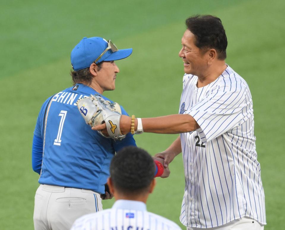 　始球式で打者役を務め、佐々木主浩氏（右）と握手を交わす新庄監督（撮影・伊藤笙子）