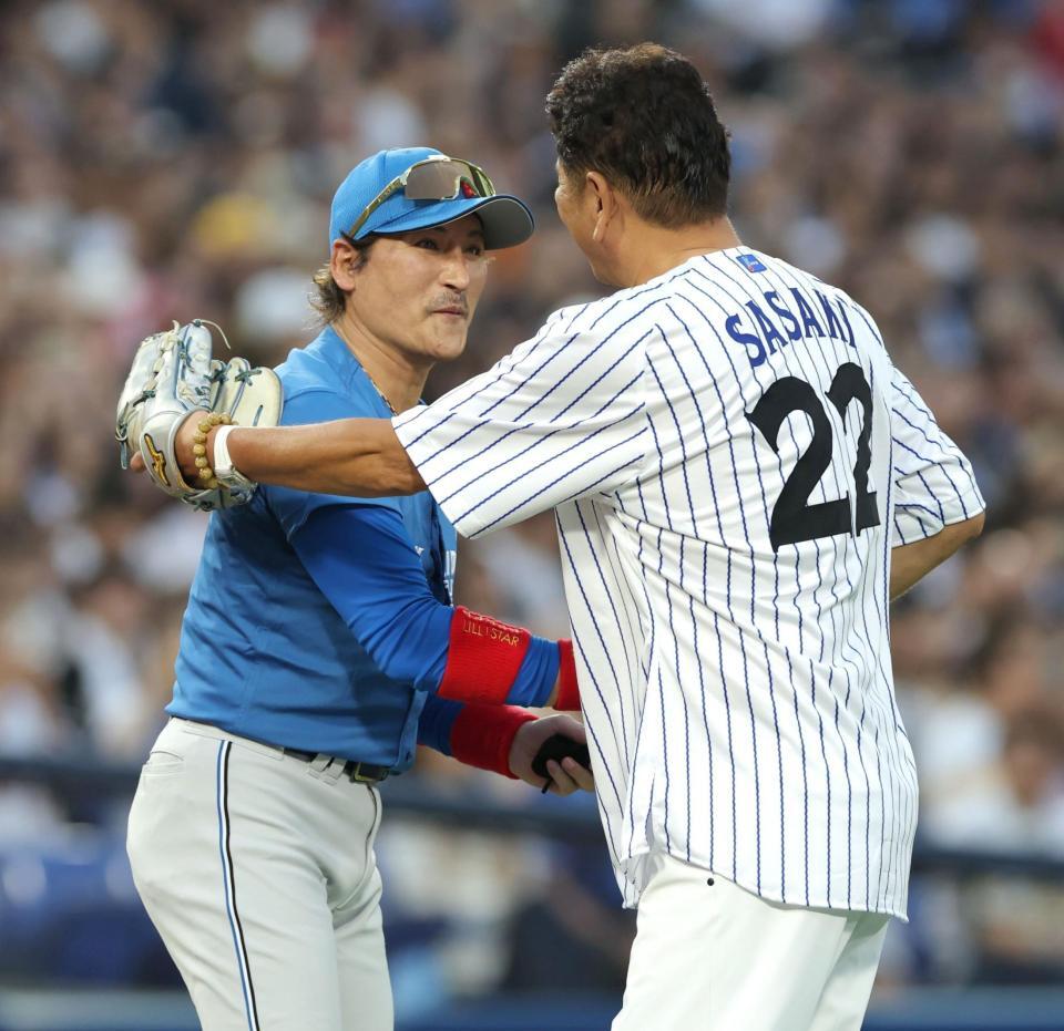 　始球式の後、佐々木主浩氏（右）と握手する新庄監督（撮影・西岡正）