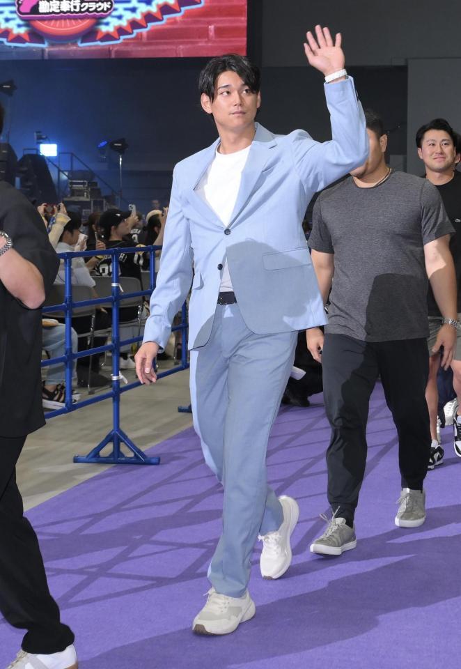 　スペシャルステージにライトブルーのスーツで登場した西武・西川愛也（撮影・伊藤笙子）