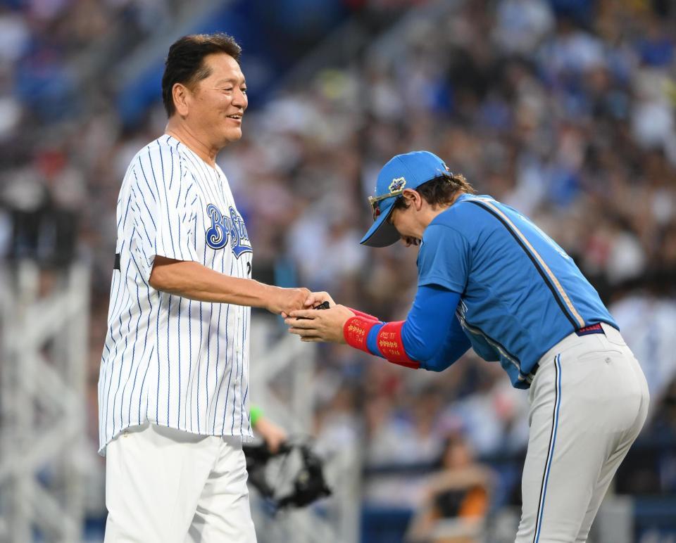 　始球式を終えて打者を務めた新庄監督（右）と握手する佐々木主浩氏（撮影・堀内翔）