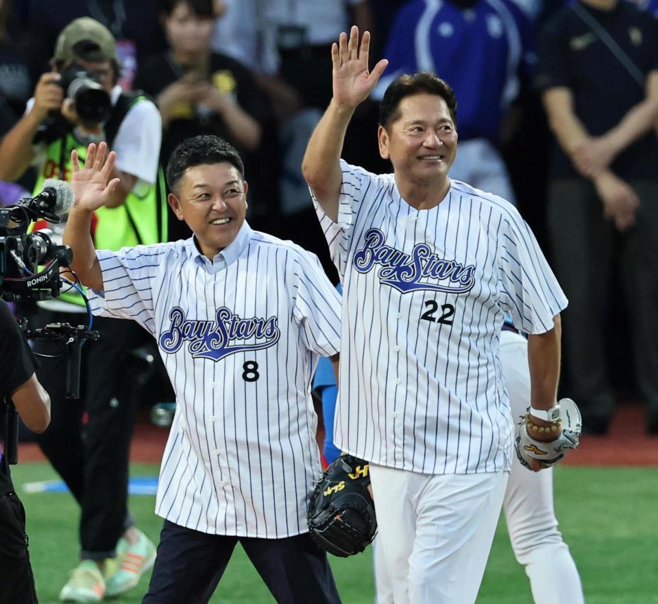 　始球式を終え、手を振る（右から）佐々木主浩氏と谷繁元信氏（撮影・田中太一）