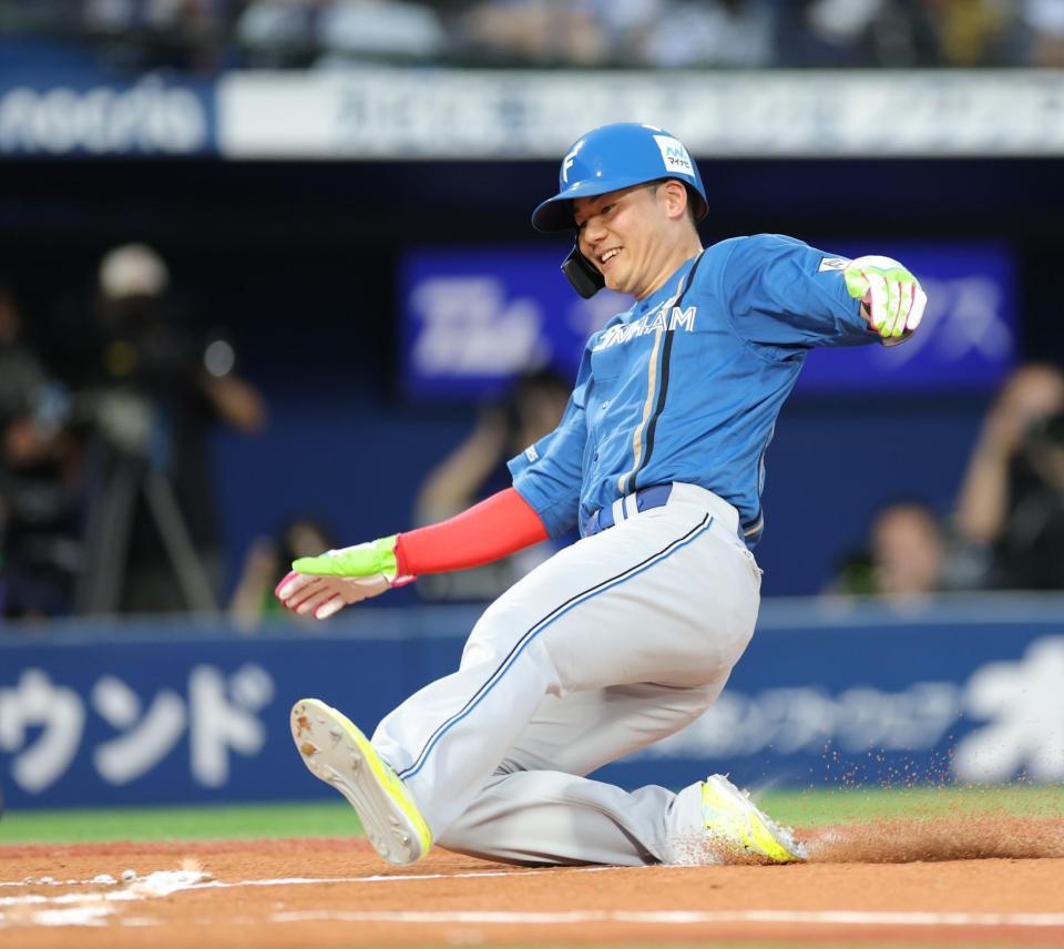 　１回、山本の先制二塁打で生還する清宮幸（撮影・西岡正）