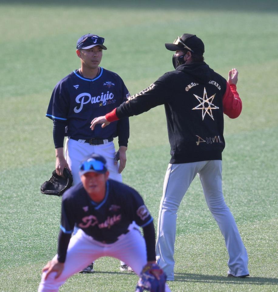 　試合前、若月（左）に話しかける新庄監督（撮影・伊藤笙子）