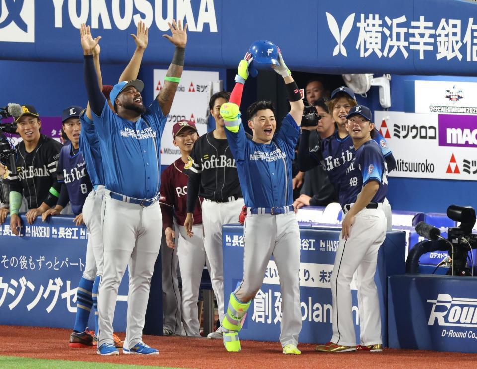 　４回、ソロを放ち喜ぶ清宮幸（撮影・金田祐二）