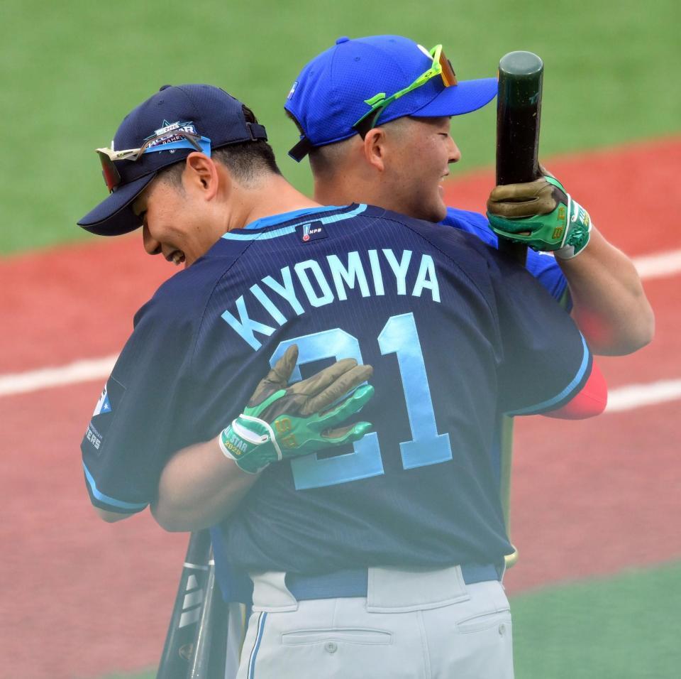 　ホームランダービーを制し、決勝を戦った清宮幸（手前）と抱き合う牧（撮影・伊藤笙子）