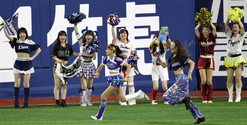 　４回終了時、リレー競走で盛り上がる（撮影・田中太一）