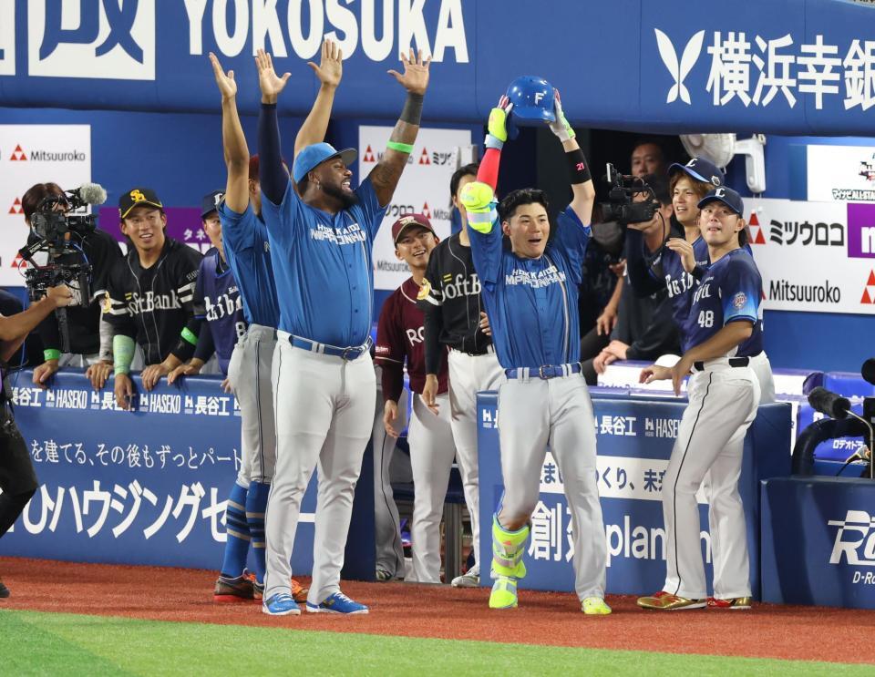 　４回、ソロを放ち喜ぶ清宮幸（撮影・金田祐二）