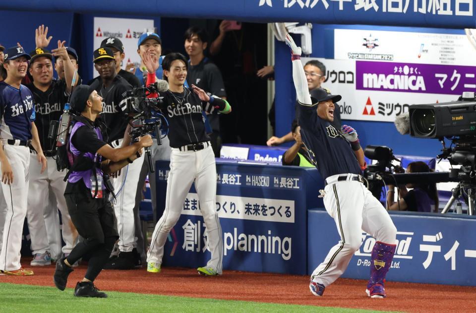 　９回、ソロを放ちナインに迎えられた頓宮（撮影・金田祐二）