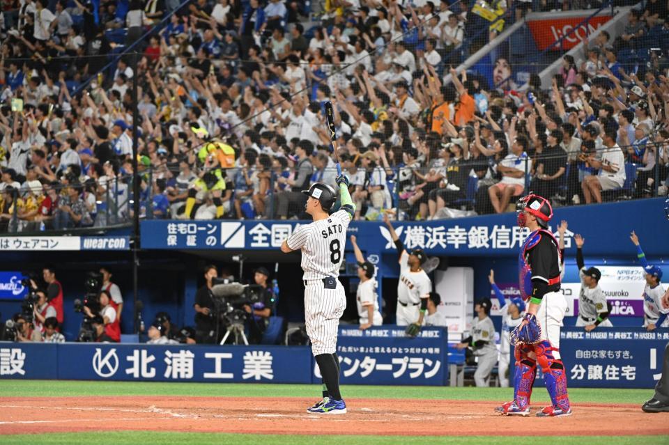 　５回、右越えソロを放つ佐藤輝