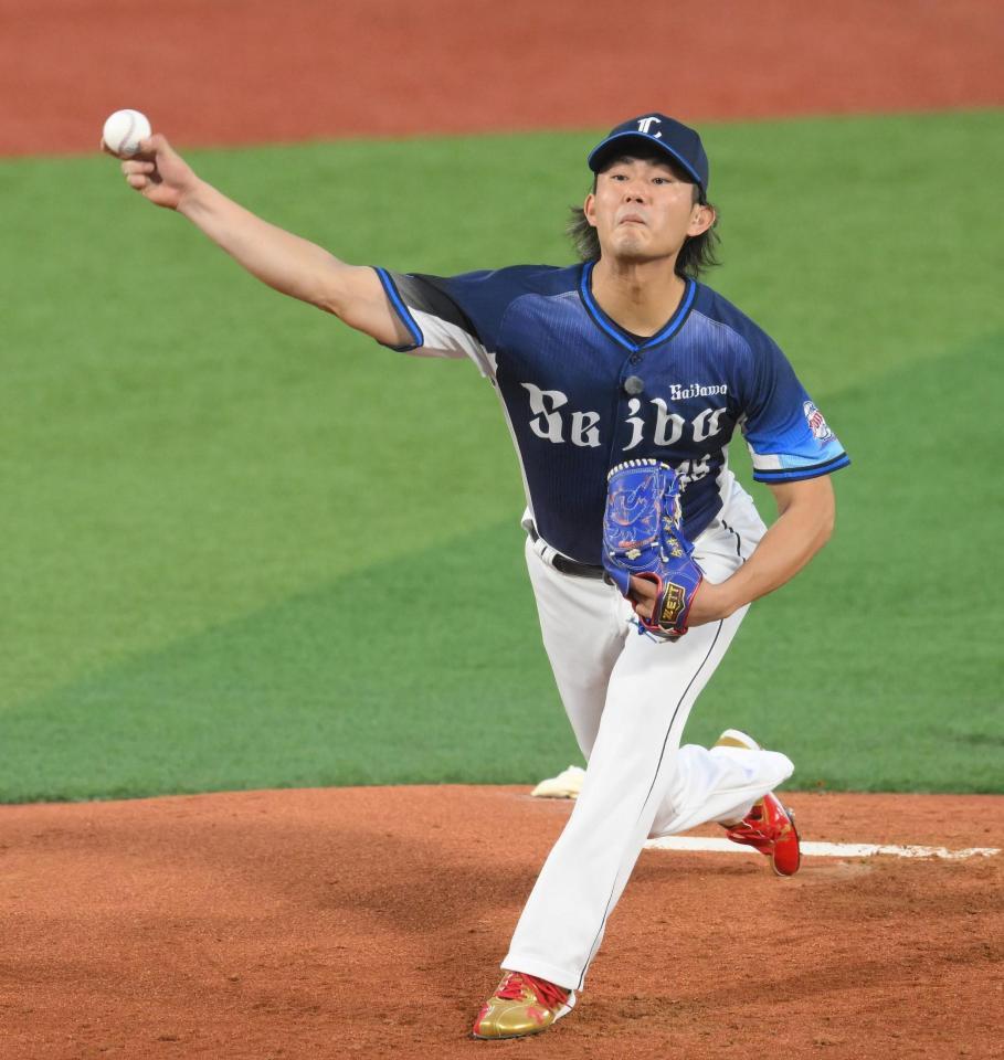 　マイクをつけて投げる今井（撮影・伊藤笙子）