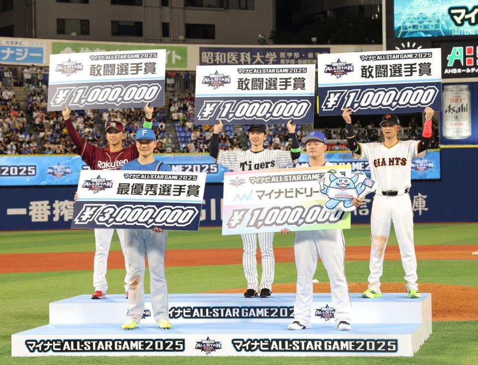 　表彰式でボードを持つ（前列左から）清宮幸、牧（後列左から）宗山、近本、吉川（撮影・西岡正）