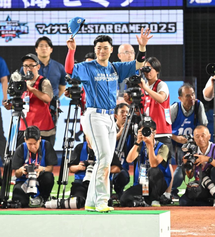 　最優秀選手賞に選ばれファンの声援に応える清宮幸