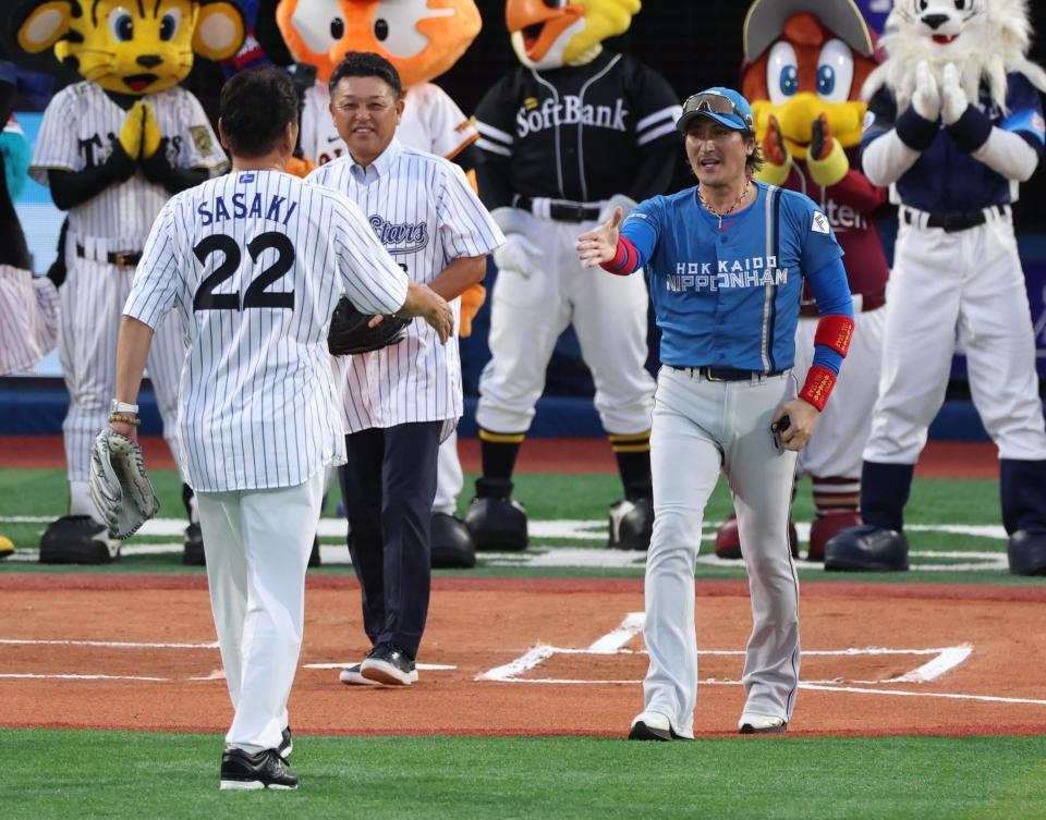 佐々木主浩氏の始球式の打席に立った阪神日本ハム・新庄剛志監督＝横浜（撮影・金田祐二）
