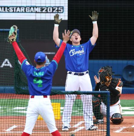 　ホームラン競争で優勝を決め、喜ぶ牧。手前は打撃投手を務めた矢野（撮影・金田祐二）