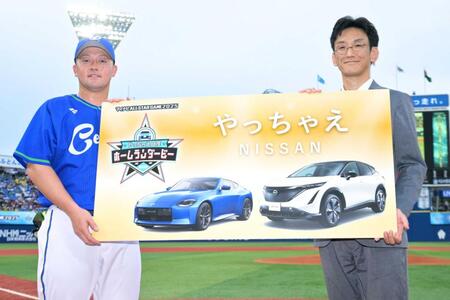 　日産自動車の寺西章氏（右）と記念撮影する牧秀悟＝代表撮影