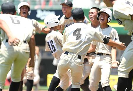 　三田学園にサヨナラ勝ちし、歓喜する小野ナイン（撮影・西田忠信）