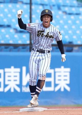 　１回、２点適時三塁打を放ち喜ぶ東海大菅生・藤平