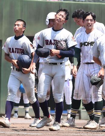 　９回で力尽きサヨナラ負けを喫した浦和実・石戸（中央）＝撮影・園田高夫